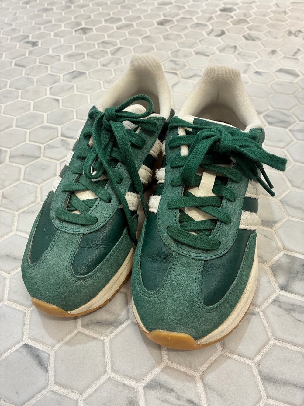 Women’s Adidas Run 70s 2.0 Size 6